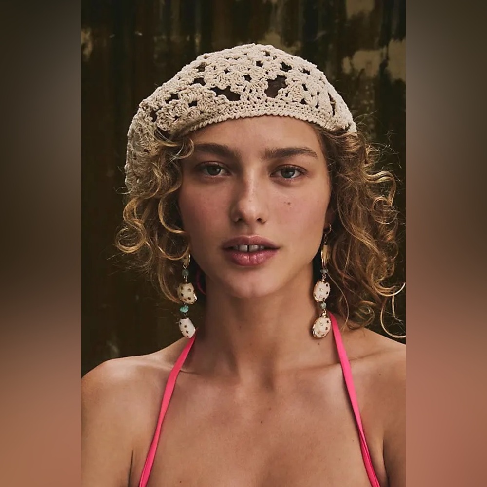 NWT FREE PEOPLE Bahama Baby Earrings - Apricot Three Shells
$48 MSRP - Picture 2 of 5